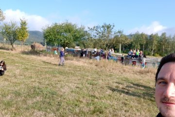 Úvodní hodina fyziky aneb proč sedět v lavicích, když fyzika je všude kolem nás (i venku)